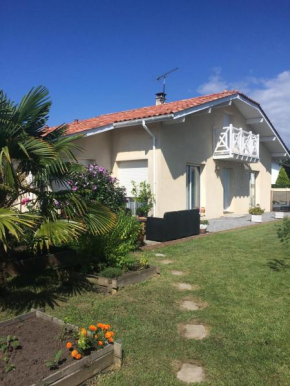 Villa du Pont de l'Est avec piscine pour 8 personnes- Wifi gratuit